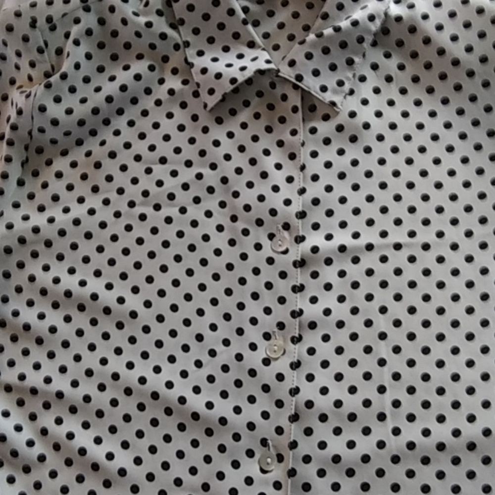 AN IMPRESSIONS SHORT SLEEVE BLOUSE .